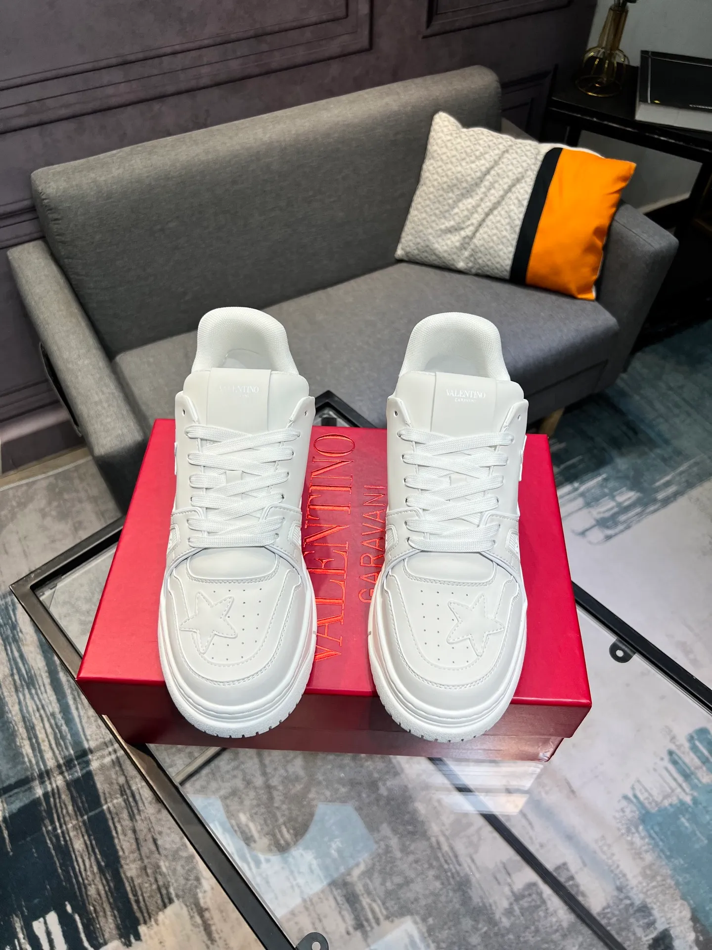 Men's Men's Shoes 💰660 Valentino 2023 early autumn new star shoes are now online! Wang Hedi and Ren Jialun have been worn by many celebrities. Who can refuse the same couple shoes as Wang Hedi! The design of Stars Stab My Heart is cool and spicy. The material of the shoes is cowhide, and every color is beautiful! Size 35-40, men’s size 39-44 (women’s 41, men’s 38, 45🉑️customized)